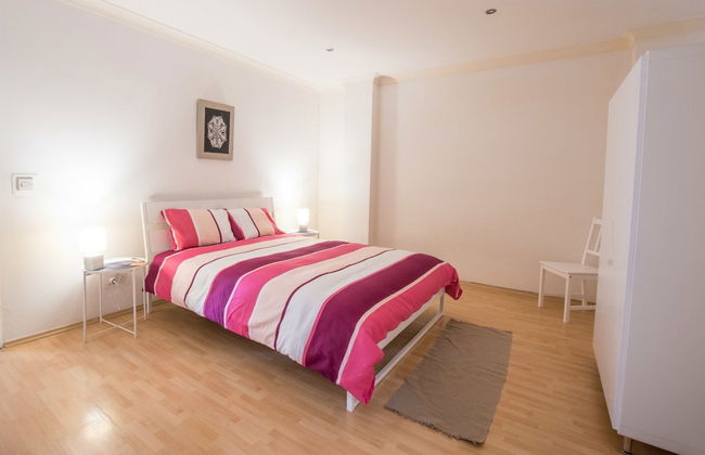 Bright, Spacious and Right in the Center - Foto 6