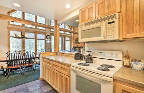 Chalet at Running Y Resort with Wraparound Deck! - Foto 10