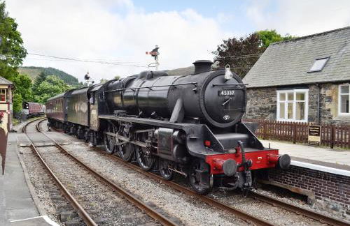 Porter's Lodge - Photo 1