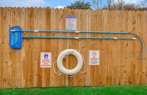 Upscale 3BR 2B Cozy Home with Pool & Grill - Foto 38