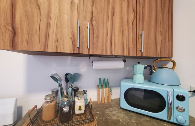 Comfy apartment 8 minute walk from beach - Photo 9