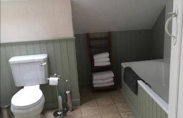 Cosy Arts & Crafts Cottage with stunning views - Photo 18