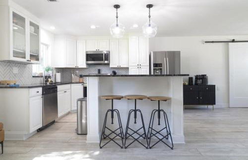 NEW Riverside Retreat with Pool - Foto 16