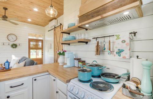 4-Acre Plot Farmhouse-Chic Retreat in Forest! - Foto 10