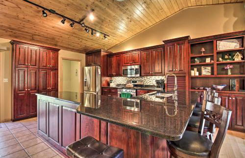 Cabin with Fire Pit and Movie Room, 1 Mi to Lake - Foto 8