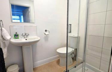 Bristol Airport, 5 Bed House, 5 Bathrooms, WiFi, Ample Parking - Foto 17