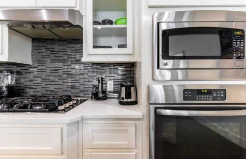 Stunning Townhome Near Uptown - Photo 13