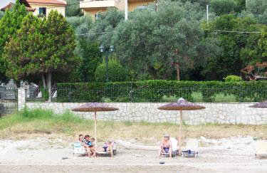 The Yellow Houses - Photo 1