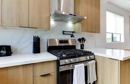 Modern Luxe Retreat Four-Bedroom - Photo 2