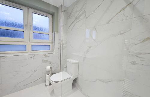 Edinburgh Central 2-bedroom Apartment with Free Parking and Stunning Views - Photo 19