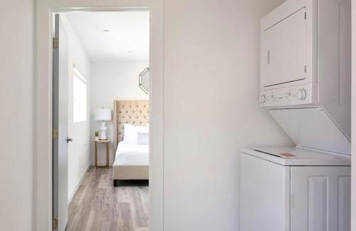 Experience Luxury 4BR Townhouse Sleeps 8 with Parking - Foto 29