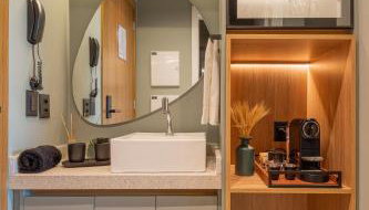 Studio Premium com Rooftop e Piscina com vista para a Baia de Todos os Santos, Portaria 24 Hr, Estacionamento, Wi-fi rápido 433Mpbs, Cozinha Compacta, Localização privilegiada, 1,5km da praia e próximo ao Farol da Barra - Foto 5