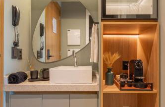 Studio Premium com Rooftop e Piscina com vista para a Baia de Todos os Santos, Portaria 24 Hr, Estacionamento, Wi-fi rápido 433Mpbs, Cozinha Compacta, Localização privilegiada, 1,5km da praia e próximo ao Farol da Barra - Foto 5