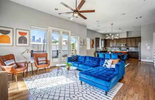 Luxury Downtown Home w Rooftop Deck in the Skyline - Photo 5