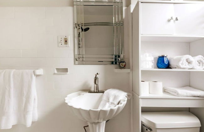 Gather Around the Mid-century Table at a Tranquil Haven - Foto 11