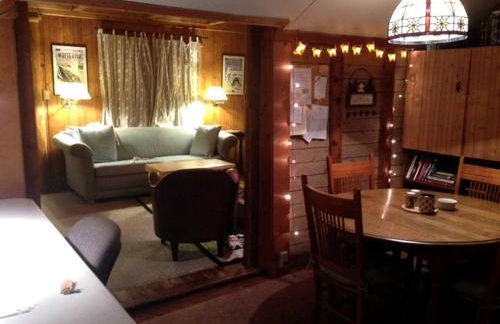 Charming and Secluded Log Cabin Rental on Small Farm near Lake Michigan - Foto 7