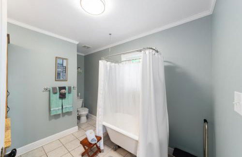 Martin B- historic district apt with pool - Foto 16