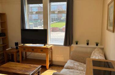 Large Traditional, Sleeps 8, 2 baths, Train, Tram, Pubs, Hucknall - Foto 3