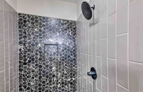 Luxury four-story Home, Rooftop Deck with views, PingPong! Sleeps 12! - Photo 19