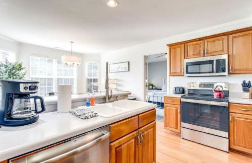 Game Room Fenced backyard Sleeps 10 Fire Pit - Photo 10