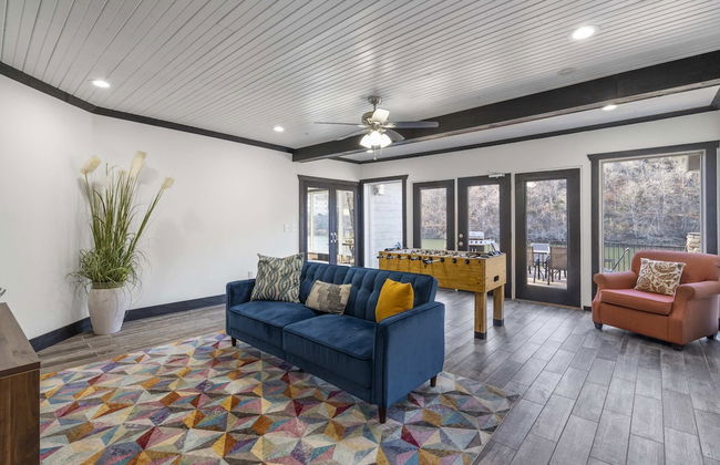 Foggy River Retreat For 16! - Photo 23