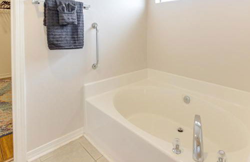 3 Mi to Escambia Bay Home with Deck and Private Yard! - Foto 16