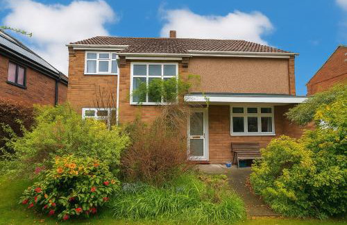 Bright Haven 6 Mins to Airport with Driveway & Garden Sleeps 7 - Foto 19