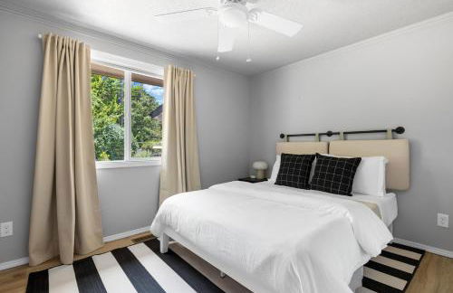 Stylish Renovation, Perfect for Families & Pets, Garage Parking, Sleeps 10 - Foto 16