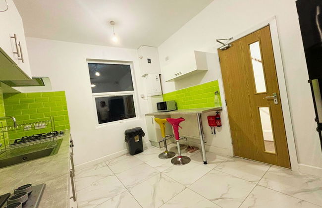 PRIVATE ROOMs In TOWN CENTRE FREE PARKING WIFI AND PATIO WITH AA STAY LTD - Foto 16