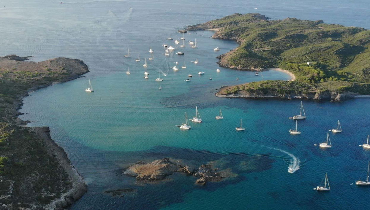 Traslado en lancha a la isla de Colom desde Es Grau