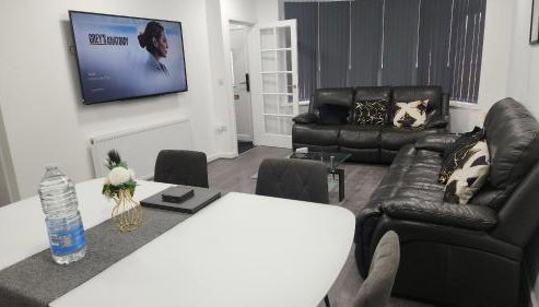 ETIHCITY - 3 Bedroom Semi - Free Parking near Etihad Stadium, Tourist attractions, Manchester City Centre, Transport and Motorway Links next to McDonald's - Sky n Netflix - Foto 4