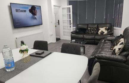 ETIHCITY - 3 Bedroom Semi - Free Parking near Etihad Stadium, Tourist attractions, Manchester City Centre, Transport and Motorway Links next to McDonald's - Sky n Netflix - Foto 4