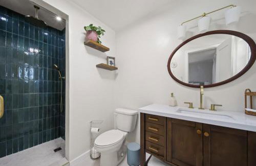 Tropical PoolHome Walk to Shops Near Beach - Foto 33