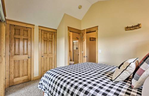 Fish, Hike and Ski Riverfront Granby Cabin! - Foto 11