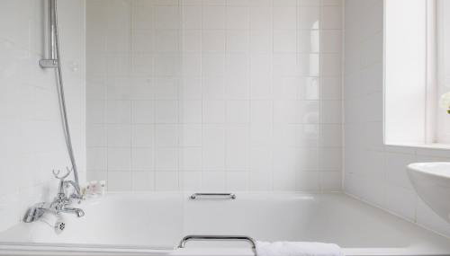 PenthouseStays Wimbledon - Chic 2 Bedroom King Bed Apartment with Balcony - 2 mins from Wimbledon Tennis Club and Museum - AELTC - Foto 4, towels, Shower