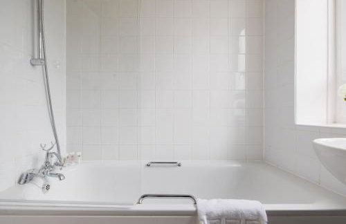 PenthouseStays Wimbledon - Chic 2 Bedroom King Bed Apartment with Balcony - 2 mins from Wimbledon Tennis Club and Museum - AELTC - Foto 4