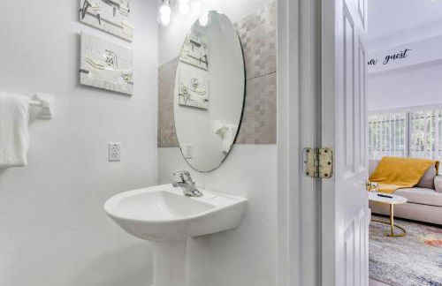 Stunning 5 bedroom pool home in gated community minutes from Disney - Foto 7