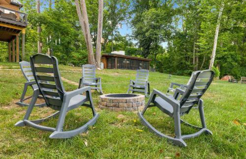 Riverside Oasis with Stunning Views, Cozy Firepit! - Photo 11