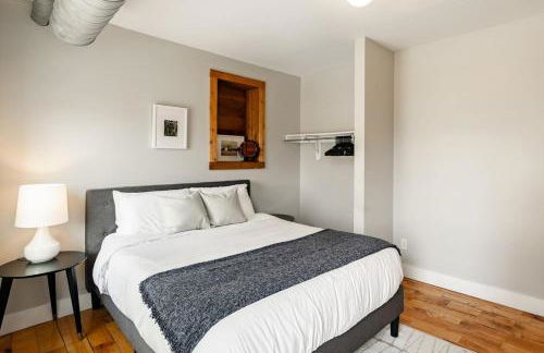 Soaring 2BR Parkside Loft Walkable to it All - Foto 15