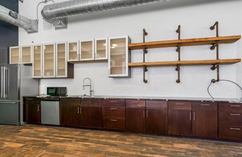 Classy 2BR-Parking, Rooftop,Near Arrowhd & TMobile - Photo 51