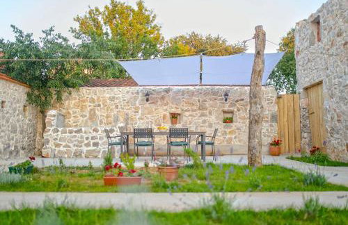 Heritage House Vrime - stone house with heated pool - Photo 14