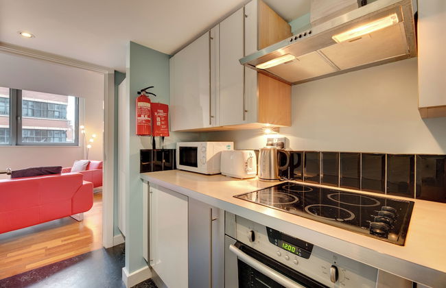 Crown Apartments By Week2Week - Photo 29