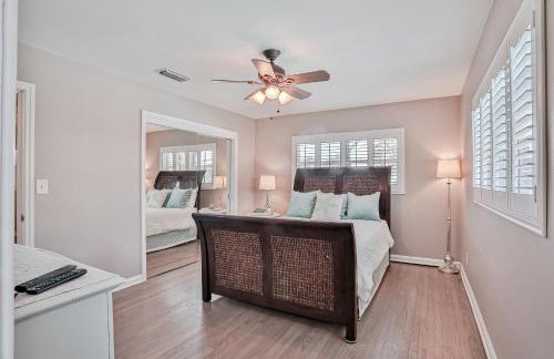 Beach house & backyard oasis with private pool - short walk to beach - Foto 12