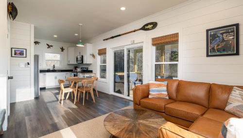 New Riverfront Home with Mtn Views - Foto 2