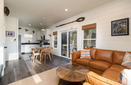 New Riverfront Home with Mtn Views - Foto 2