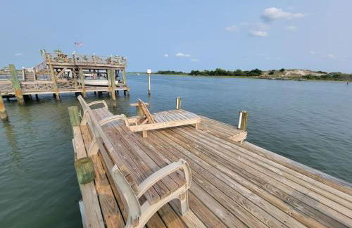 Waterfront, dock, Hot tub, kayaks, King Bedroom with amazing views, RELAXATION, 2 miles to the beach - Foto 1