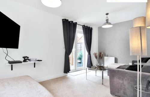 LONG STAYS 30pct OFF - Comfy 3 Bed House near City Centre - PS4 - PARKING By Klarok Short Lets & Serviced Accommodation - Photo 14