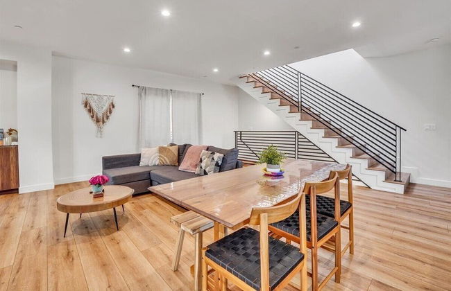 Luxurious Townhome - Photo 27