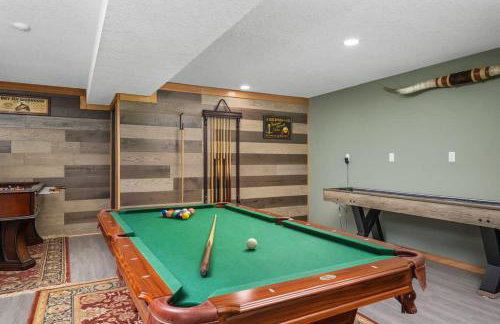 Iron Mountain - Spacious Secluded Lodge with Hot Tub & Game Room - Photo 62