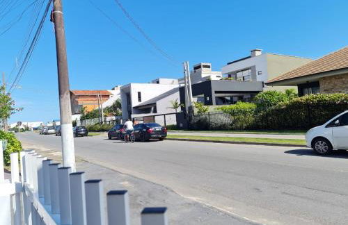 Casa ampla com 3 quartos com ar condicionado a 50mts da praia - Photo 5